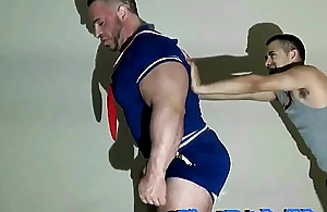Giant Bodybuilder fuck skinny dude