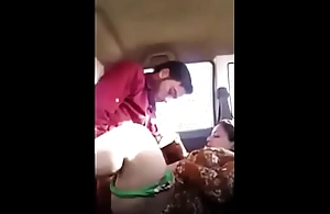 मुस्लिम चाची को कार में घूमने के बहाने चोद दिया