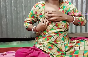 सेक्सी बंगाली हॉट xxx मोडल टुम्पा उसकी चुत पे उंगली घुसाके सेक्स की मजा लिया।