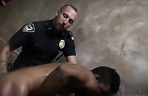 Unconcerned male cop handcuffed copulation movie Suspect on rub-down the Run, Gets Deep Dick