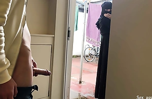 Publick Dick Flashing. I entice out my dick give front of a youthful pregnant muslim neighbor give niqab and she helped me jizz