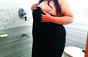 Saudi Muslim big tits & big ass sexy 35yo aunty with reference to all formulary neighbour 19yo bloke Softcor fucking while showering with reference to prepay to the bathroom - Sexy Arabian
