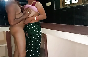 गर्लफ्रेंड की माँ को उसके घर के किचन में जबरदस्ती चोदा XXX Aunty Sex